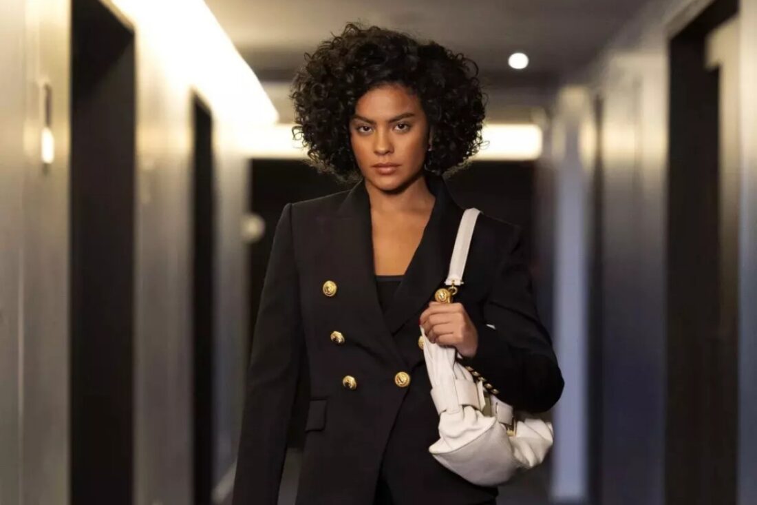 Maria de Fátima retorna ao Brasil com look elegante em tons sóbrios e botas de couro
