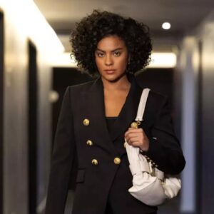 Maria de Fátima retorna ao Brasil com look elegante em tons sóbrios e botas de couro