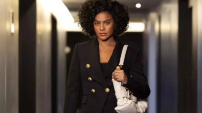 Maria de Fátima retorna ao Brasil com look elegante em tons sóbrios e botas de couro