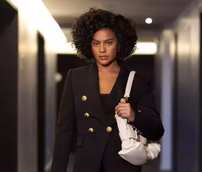 Maria de Fátima retorna ao Brasil com look elegante em tons sóbrios e botas de couro