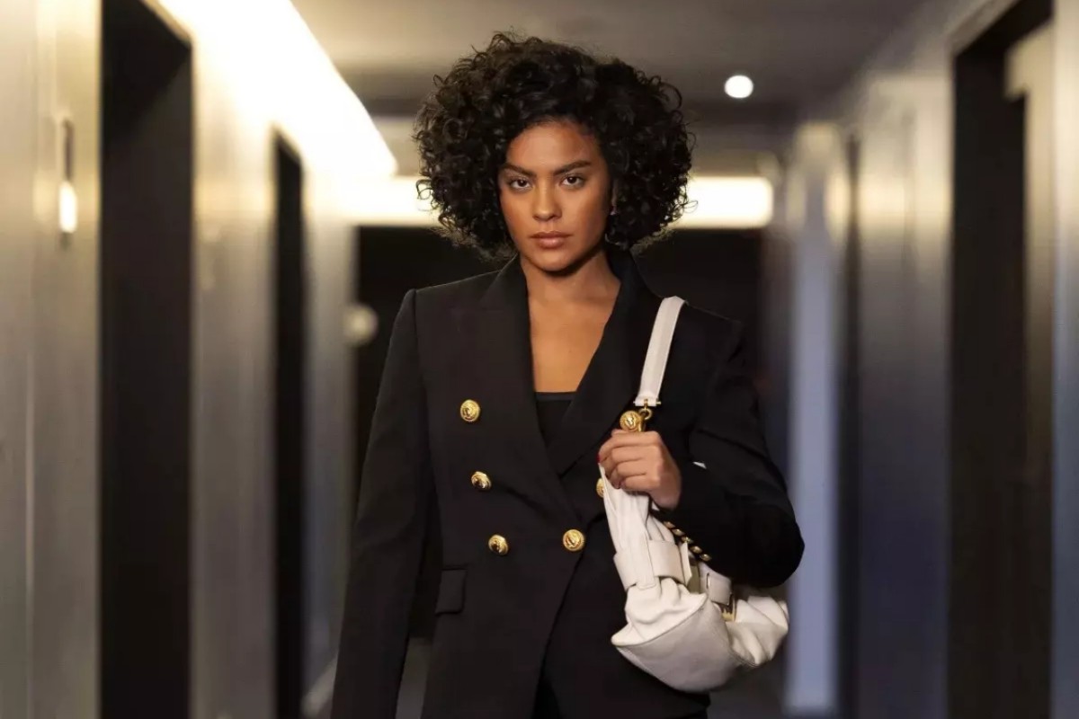 Maria de Fátima retorna ao Brasil com look elegante em tons sóbrios e botas de couro