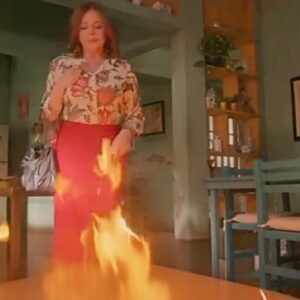 Ofélia observa o incêndio consumindo sua casa com expressão fria, enquanto Valéria e Artur correm desesperados em "As Filhas da Senhora Garcia".