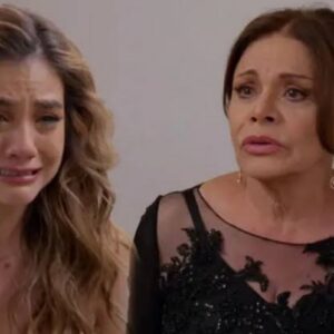 Ofelia gritando desesperada na vila (Alt: Mãe em desespero acusa jovem de sequestro em novela).
