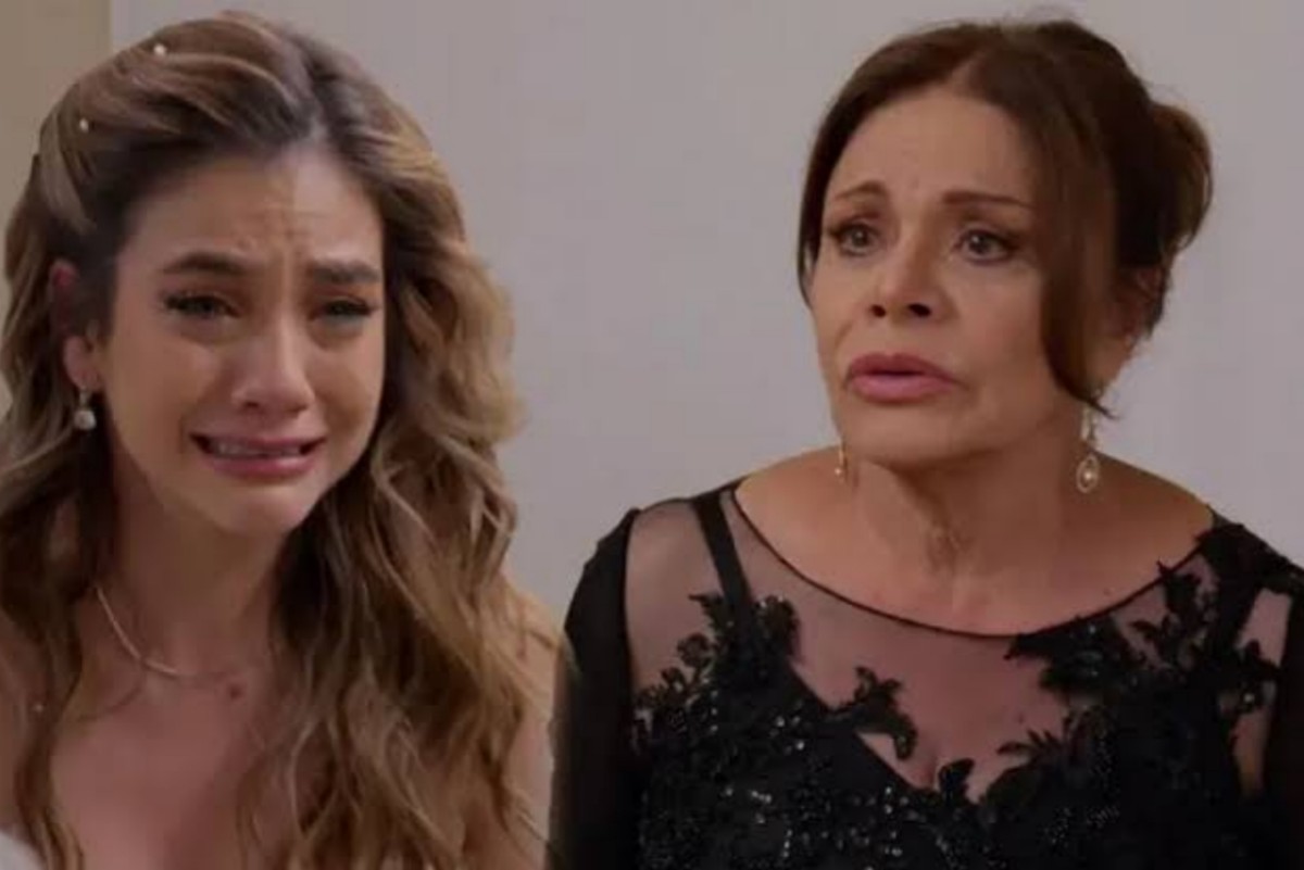 Ofelia gritando desesperada na vila (Alt: Mãe em desespero acusa jovem de sequestro em novela).