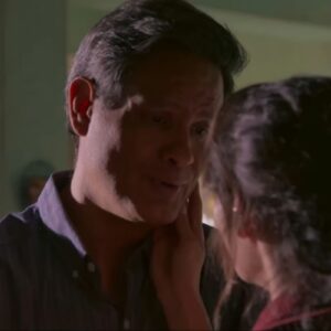 Valéria tem alucinação com o pai e desmaia sozinha em casa