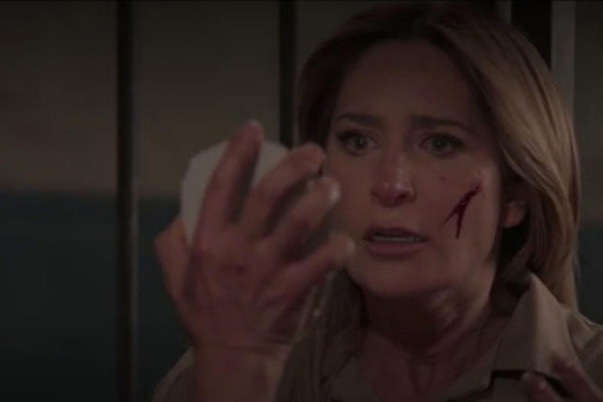 Paula (Geraldine Bazán) atrás das grades no final de As Filhas da Senhora Garcia