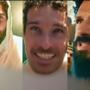 Saulo observa em choque o apedrejamento de Estevão em praça pública