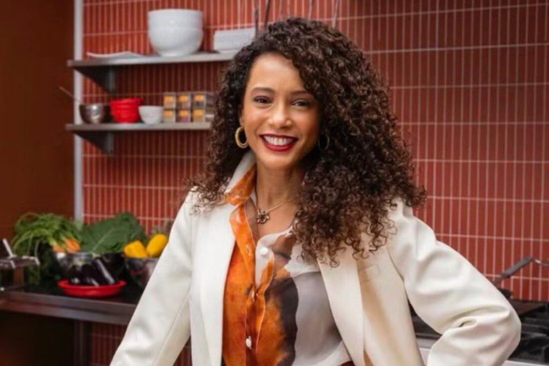 Raquel surge com visual renovado e postura decidida ao assumir a Paladar em Vale Tudo.