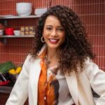 Raquel surge com visual renovado e postura decidida ao assumir a Paladar em Vale Tudo.
