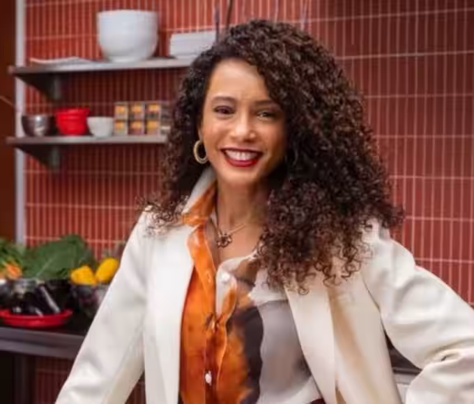 Raquel surge com visual renovado e postura decidida ao assumir a Paladar em Vale Tudo.