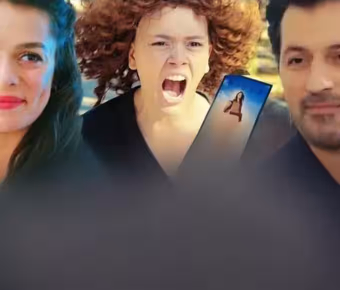 Sirin tem surto ao ver Bahar do lado de fora da clínica em cena de Força de Mulher.