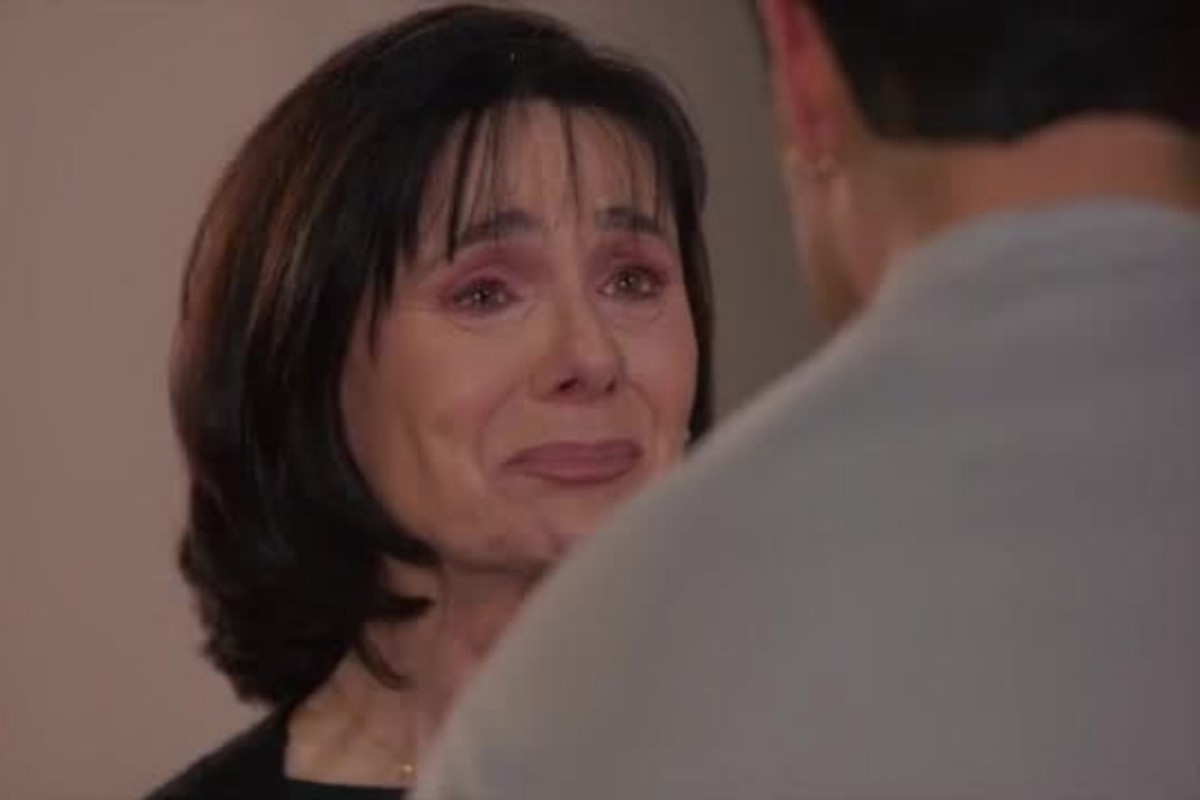 Rosa revela a Nicolás que é sua verdadeira mãe em cena emocionante da novela