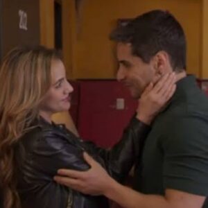 Mar e Ruan fugindo de carro em As Filhas da Senhora Garcia.