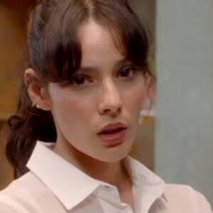 Valéria confronta Artur após descobrir que ele comprou sua antiga casa como presente na novela As Filhas da Senhora Garcia.