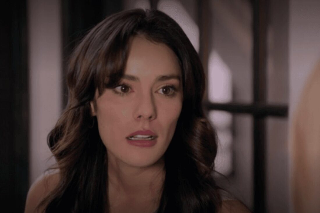 Valéria chorando após conversa com Arturo na novela As Filhas da Senhora Garcia