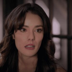 Valéria chorando após conversa com Arturo na novela As Filhas da Senhora Garcia