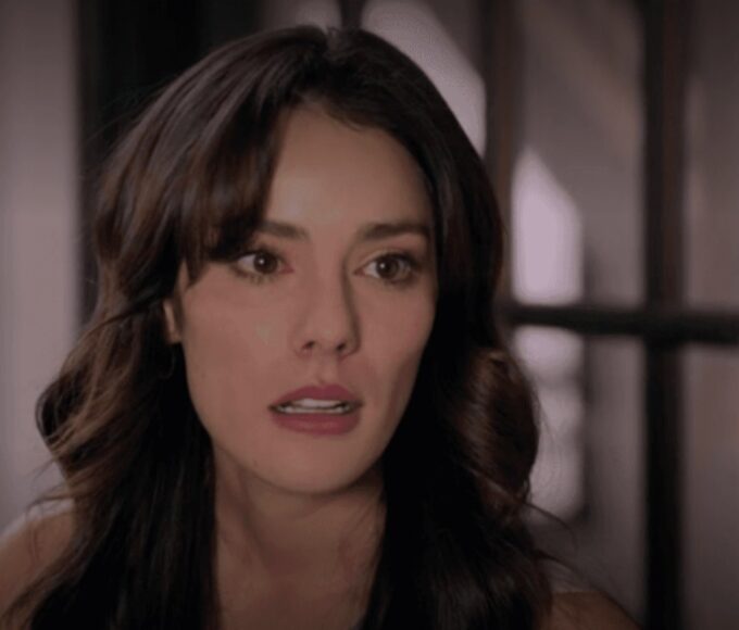 Valéria chorando após conversa com Arturo na novela As Filhas da Senhora Garcia