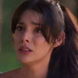 Valéria chora sentada no chão após humilhação no hotel em As Filhas da Senhora Garcia