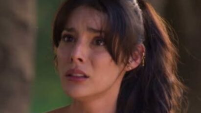 Valéria chora sentada no chão após humilhação no hotel em As Filhas da Senhora Garcia