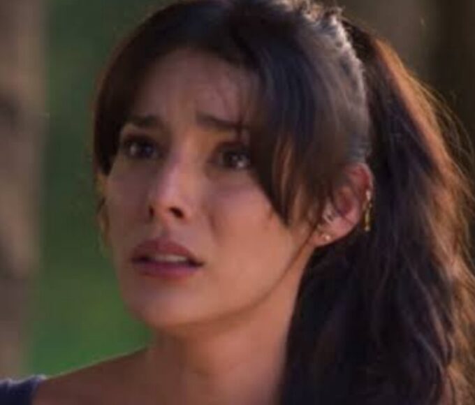 Valéria chora sentada no chão após humilhação no hotel em As Filhas da Senhora Garcia