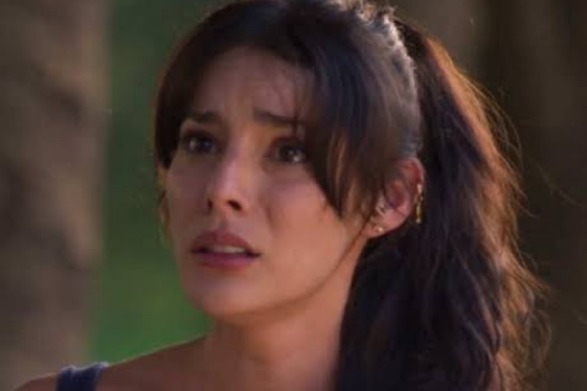 Valéria chora sentada no chão após humilhação no hotel em As Filhas da Senhora Garcia