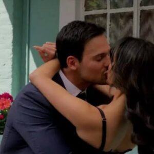 Valéria e Nicolas se beijam em cena de As Filhas da Senhora Garcia