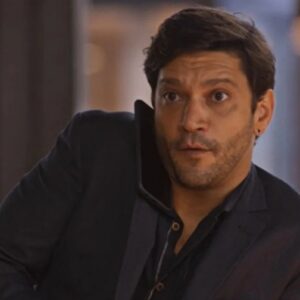 Vanderson encara Sofia no laboratório e revela ser seu pai em Dona de Mim