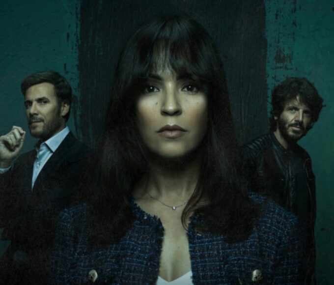 Verónica Sánchez como Ángela em cena tensa da minissérie espanhola de suspense psicológico.