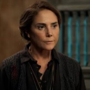 Zulma (Heloísa Perissé) corre em chamas após plano fracassado de incêndio em Êta Mundo Melhor!, novela da Globo