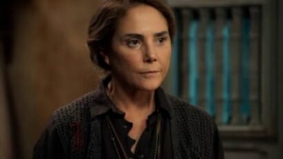 Zulma (Heloísa Perissé) corre em chamas após plano fracassado de incêndio em Êta Mundo Melhor!, novela da Globo