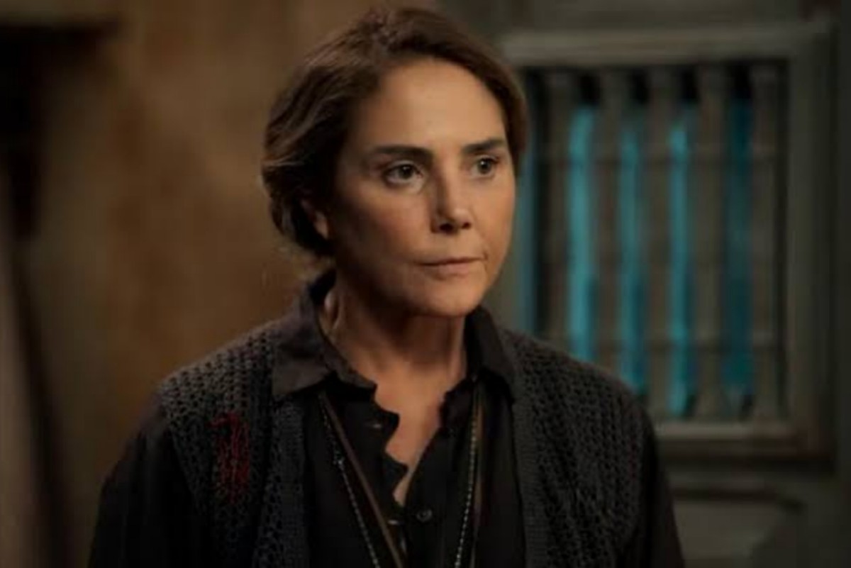 Zulma (Heloísa Perissé) corre em chamas após plano fracassado de incêndio em Êta Mundo Melhor!, novela da Globo