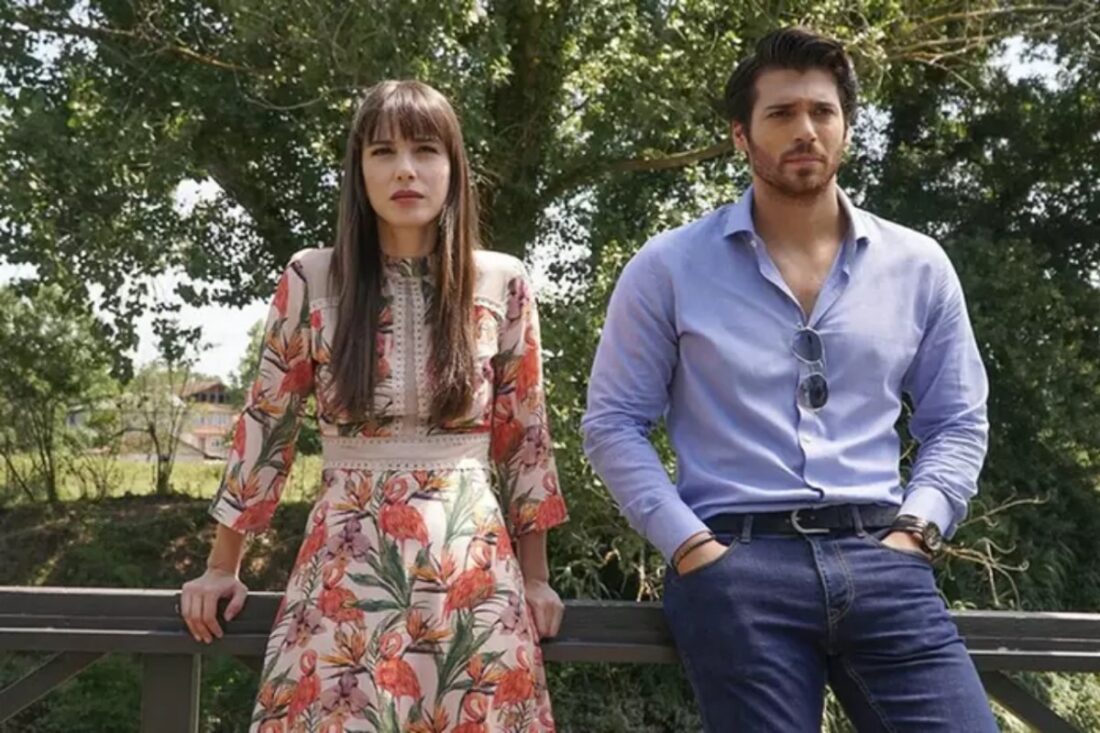 Can Yaman e Özge Gürel em cena de Dolunay (Lua Cheia)