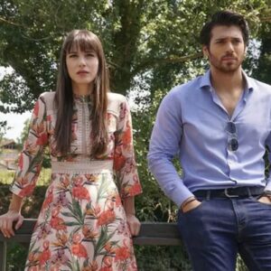 Can Yaman e Özge Gürel em cena de Dolunay (Lua Cheia)
