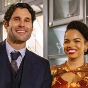 Clóvis de joelhos oferecendo anel falso para Dita em jantar.