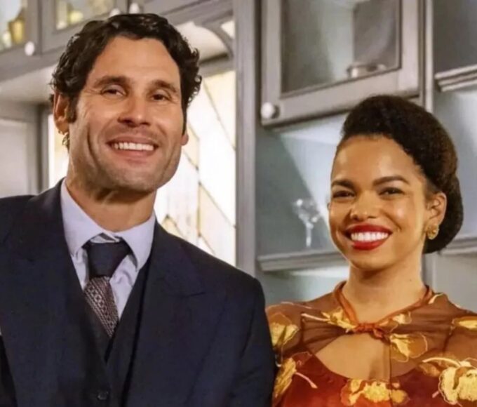 Clóvis de joelhos oferecendo anel falso para Dita em jantar.