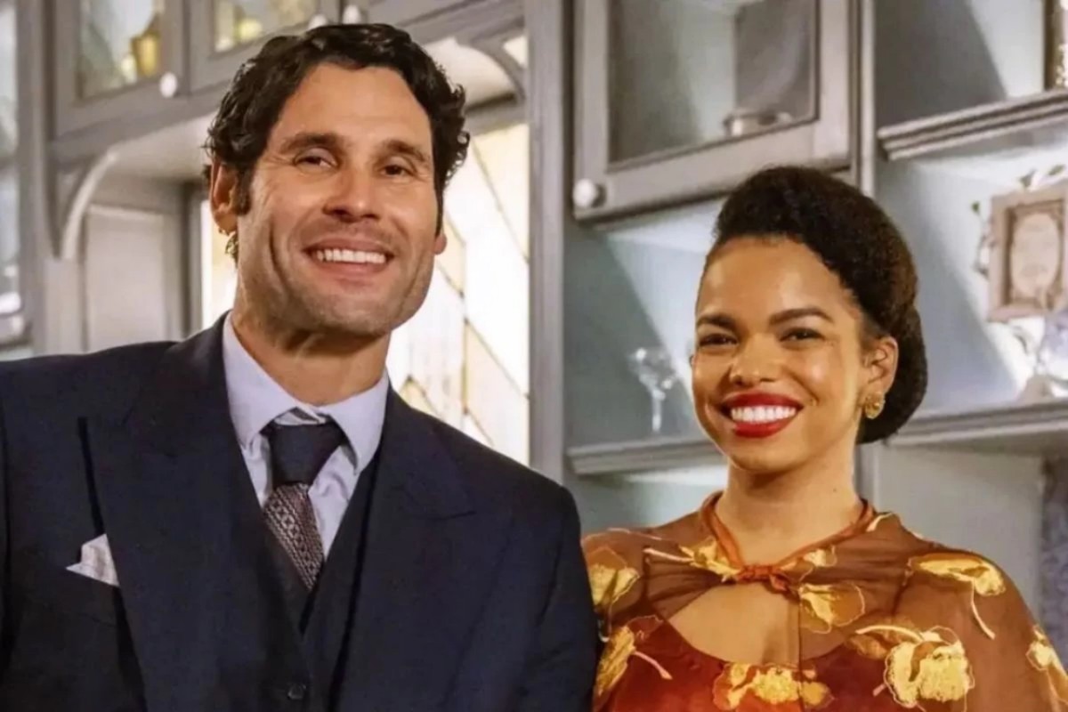 Clóvis de joelhos oferecendo anel falso para Dita em jantar.