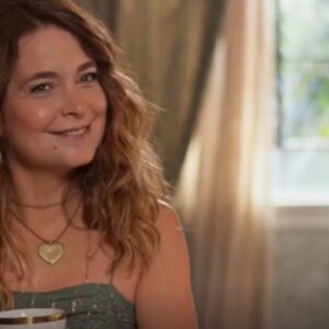 Filipa (Cláudia Abreu) sorrindo após conseguir emprego em Dona de Mim