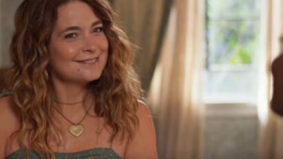 Filipa (Cláudia Abreu) sorrindo após conseguir emprego em Dona de Mim