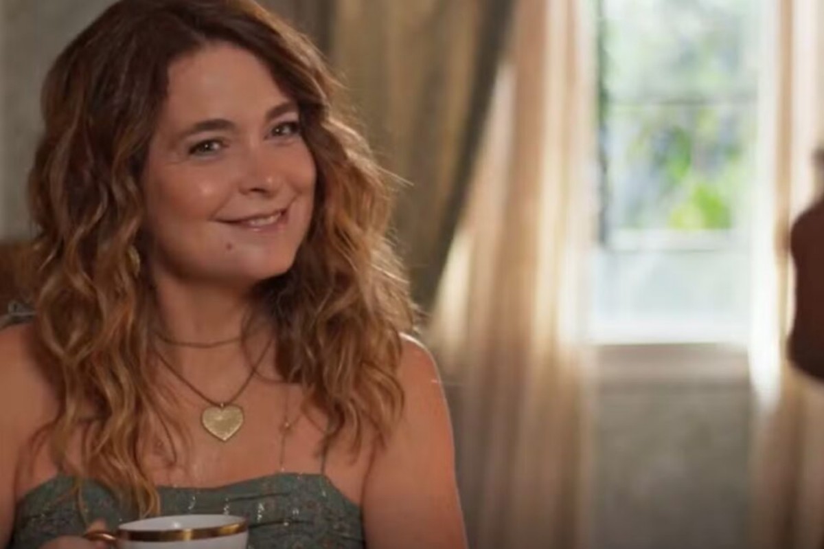 Filipa (Cláudia Abreu) sorrindo após conseguir emprego em Dona de Mim