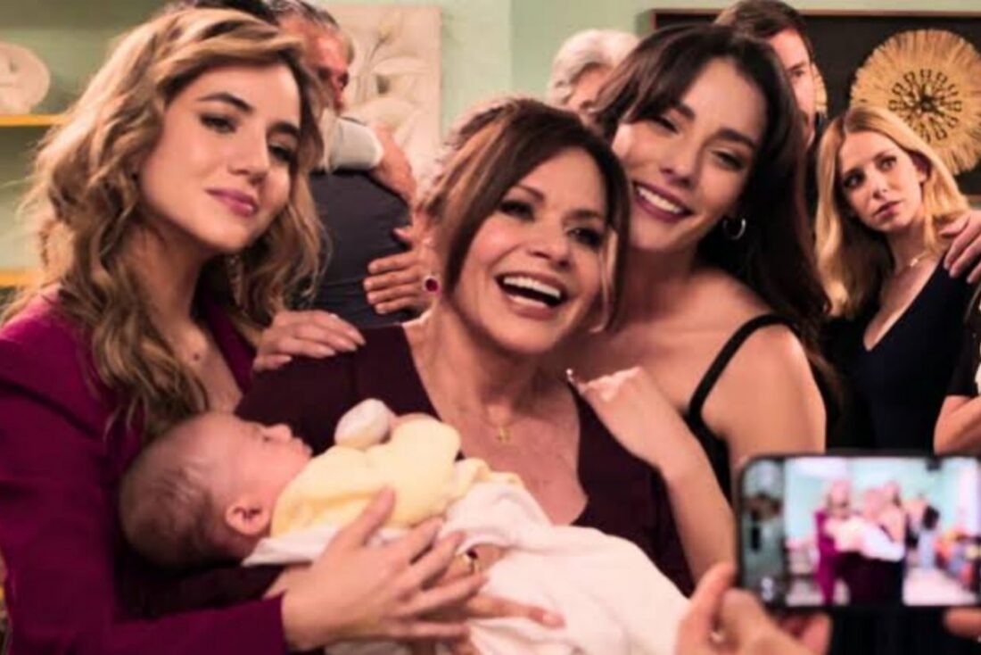 Cena final de "As Filhas da Senhora Garcia" com Mar, Ofélia e Valéria posando com o bebê.