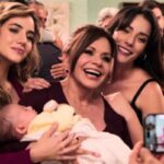 Cena final de "As Filhas da Senhora Garcia" com Mar, Ofélia e Valéria posando com o bebê.