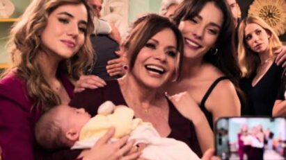 Cena final de "As Filhas da Senhora Garcia" com Mar, Ofélia e Valéria posando com o bebê.