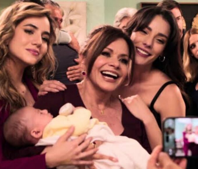 Cena final de "As Filhas da Senhora Garcia" com Mar, Ofélia e Valéria posando com o bebê.