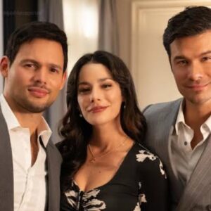 Cena final de Valéria abraçando os irmãos Portillo em As Filhas da Senhora Garcia