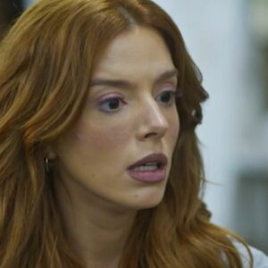 Kami ajoelhada pedindo Marlon em casamento no galpão.