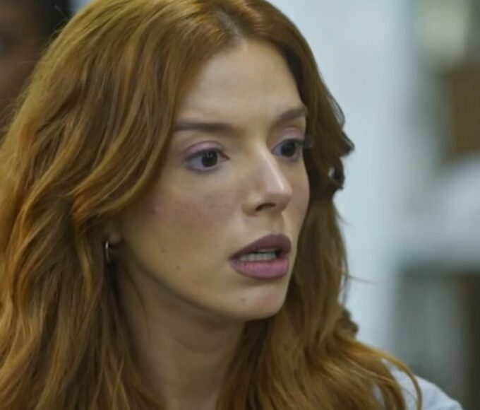 Kami ajoelhada pedindo Marlon em casamento no galpão.