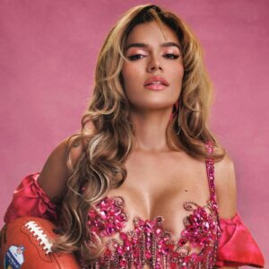Karol G será a grande atração do show de intervalo na primeira transmissão exclusiva da NFL pelo YouTube, direto do Brasil