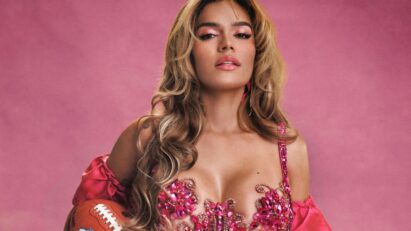 Karol G será a grande atração do show de intervalo na primeira transmissão exclusiva da NFL pelo YouTube, direto do Brasil