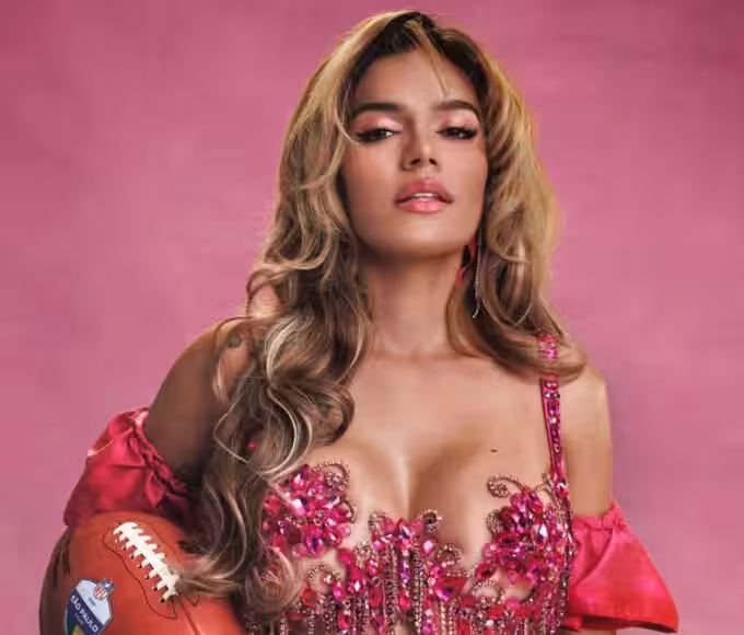 Karol G será a grande atração do show de intervalo na primeira transmissão exclusiva da NFL pelo YouTube, direto do Brasil