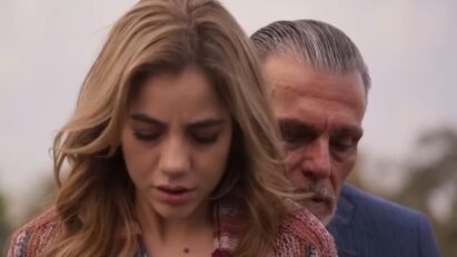 Imagem de Mar chorando sobre a ponte em cena dramática de As Filhas da Senhora Garcia